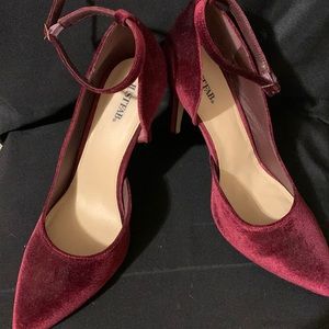 Ladies pump color burgundy size 11